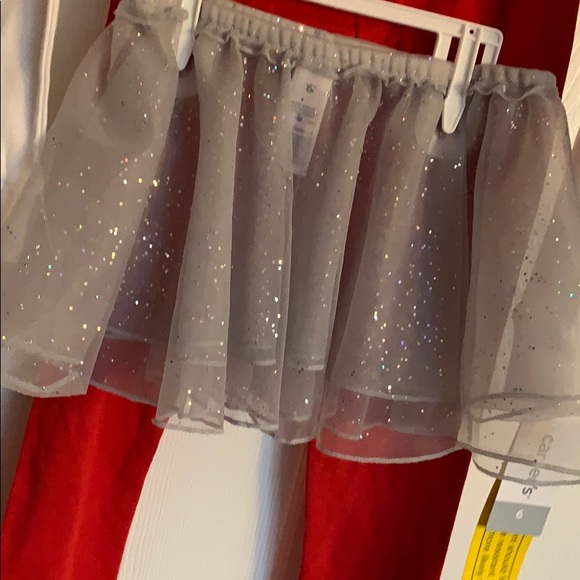 Carter’s Christmas Pajamas & Skirt 😴💤❤️💚 - Picture 3 of 4